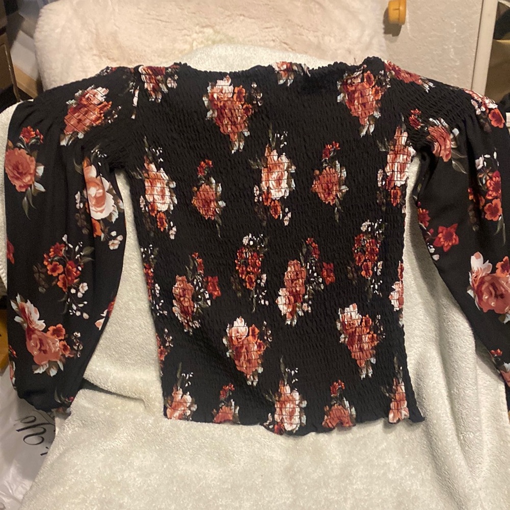 Justify juniors blouse, floral print with elastic gathers around the torso.